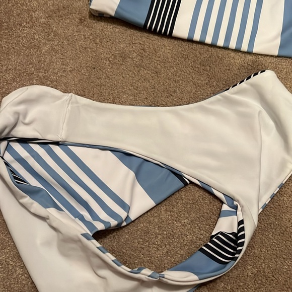 Bikini - Picture 2 of 3